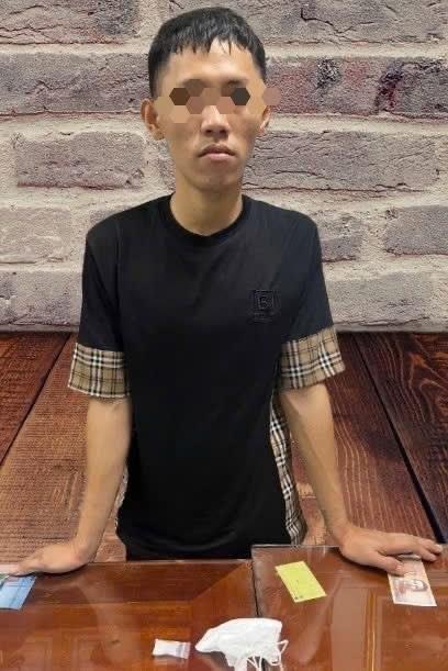 3 đối tượng bị bắt quả tang về hành vi tàng trữ, sử dụng trái phép các chất ma túy.