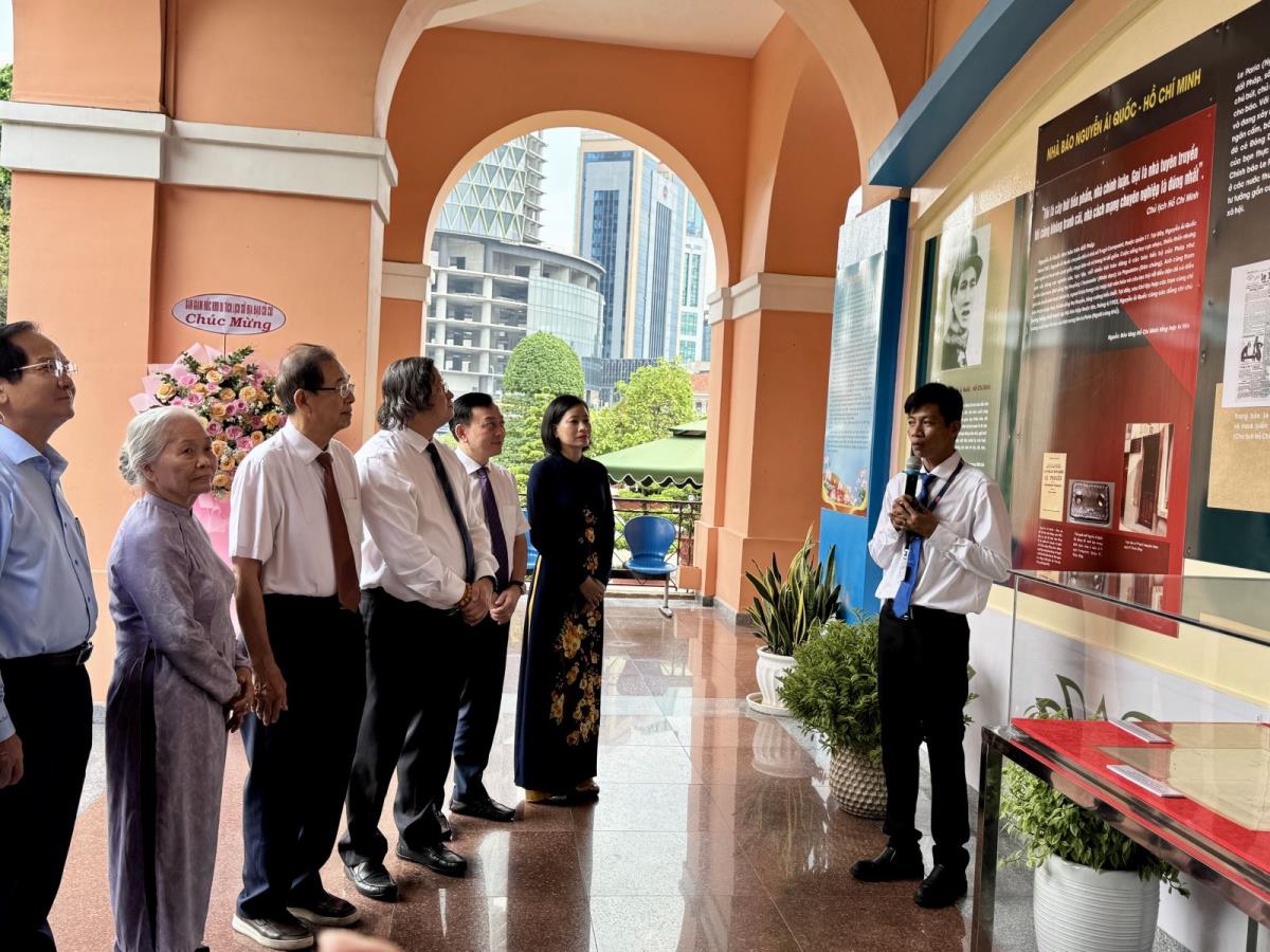 Các đại biểu nghe thuyết minh về các nội dung trong chuyên đề.