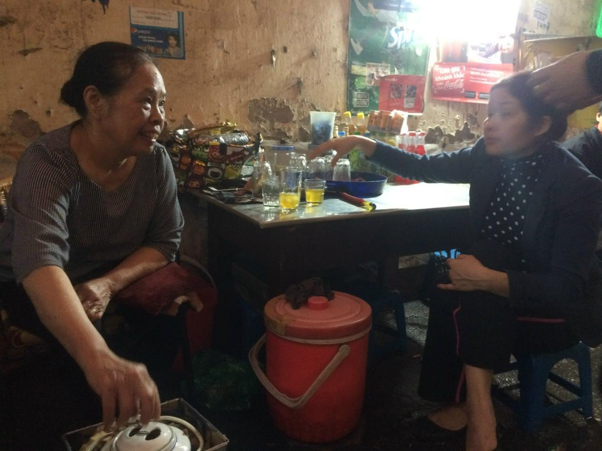 Bà Mai Thị Mão (trái) bên quán nước của mình.