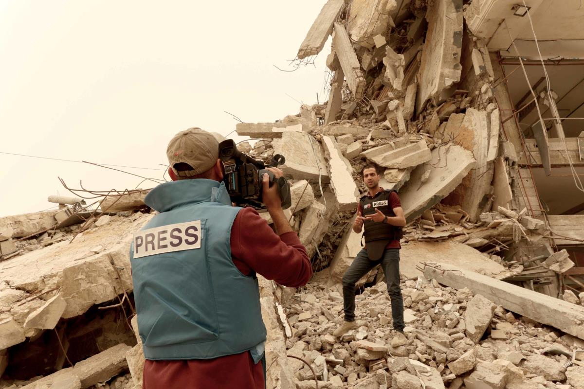 Đám tang của phóng viên truyền hình Palestine Mohamed Abu Hatab, người đã thiệt mạng trong cuộc xung đột tại Gaza. Ảnh: AFP