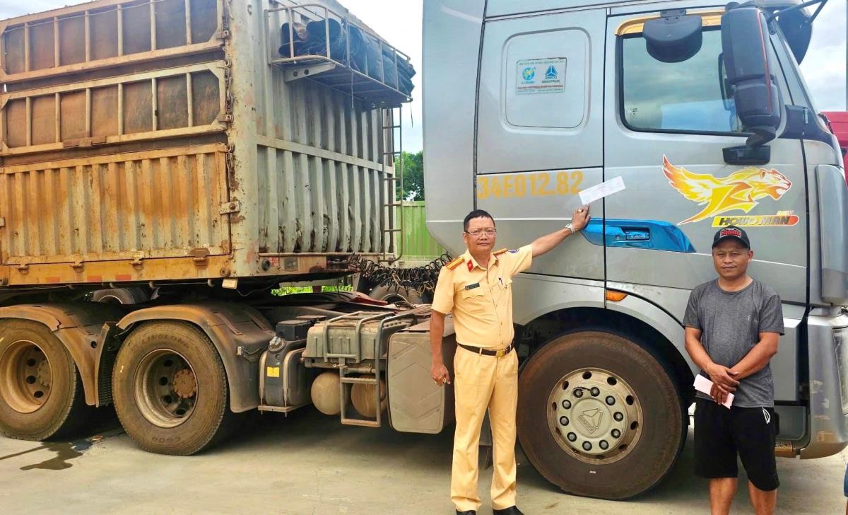 Tài xế và phương tiện bị tạm giữ để điều tra.