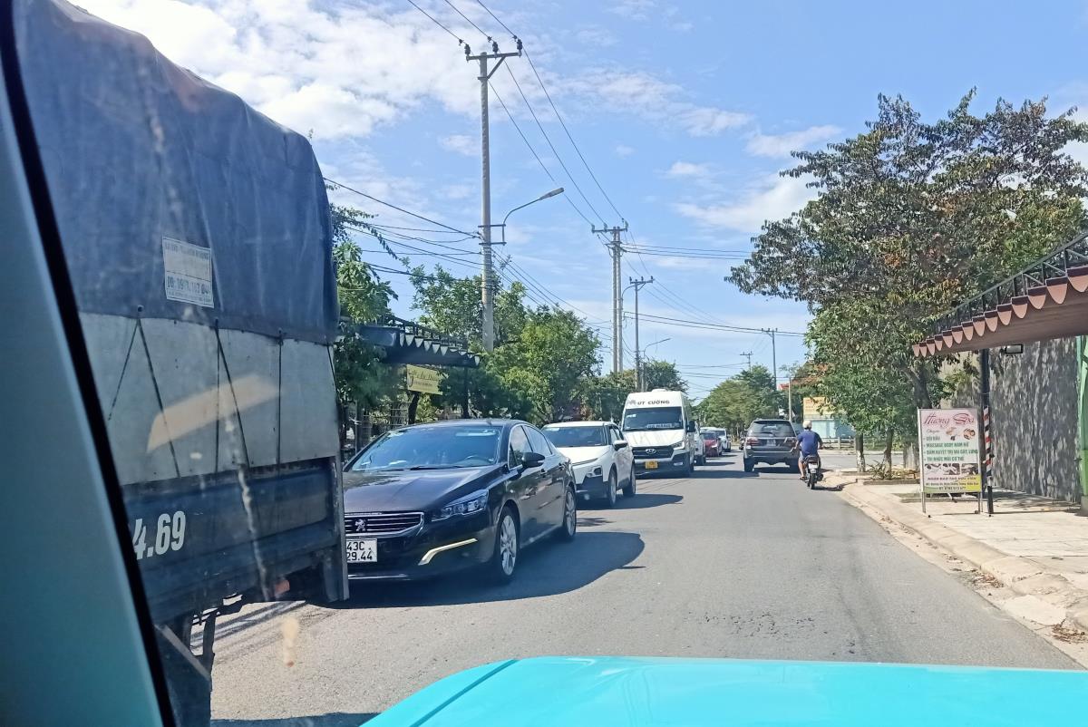 Hàng loạt xe con, xe tải, xe khách nối đuôi nhau “né” trạm BOT hàng ngày.