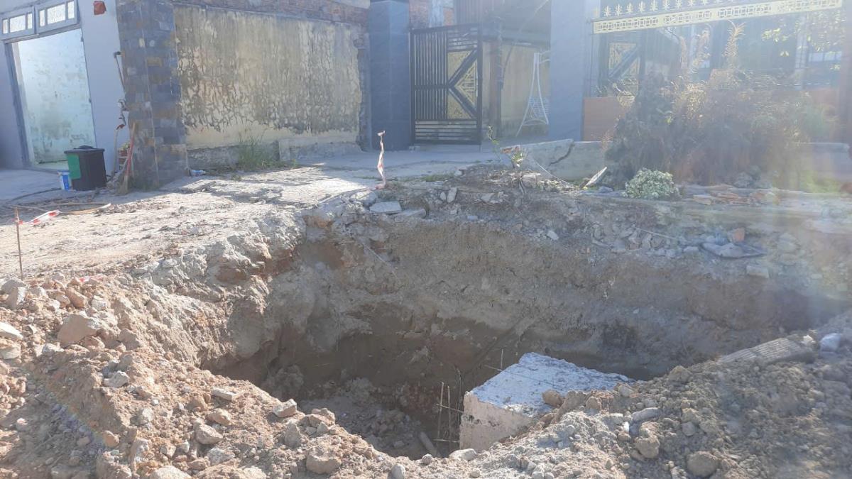 Nhà thầu múc đất làm mương thoát nước Dự án nâng cấp, mở rộng QL14B trước nhà ông Trần Văn Bảy hơn 1 tuần nay nhưng vẫn chưa thi công.