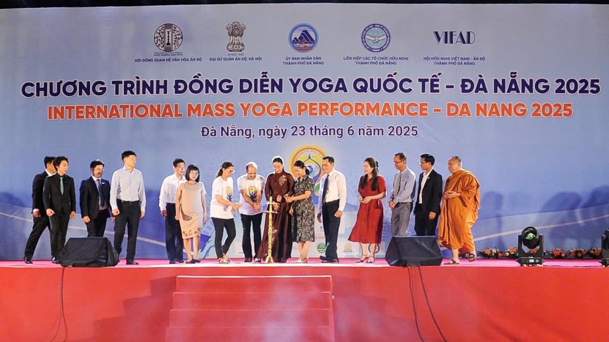 Đồng diễn Yoga.