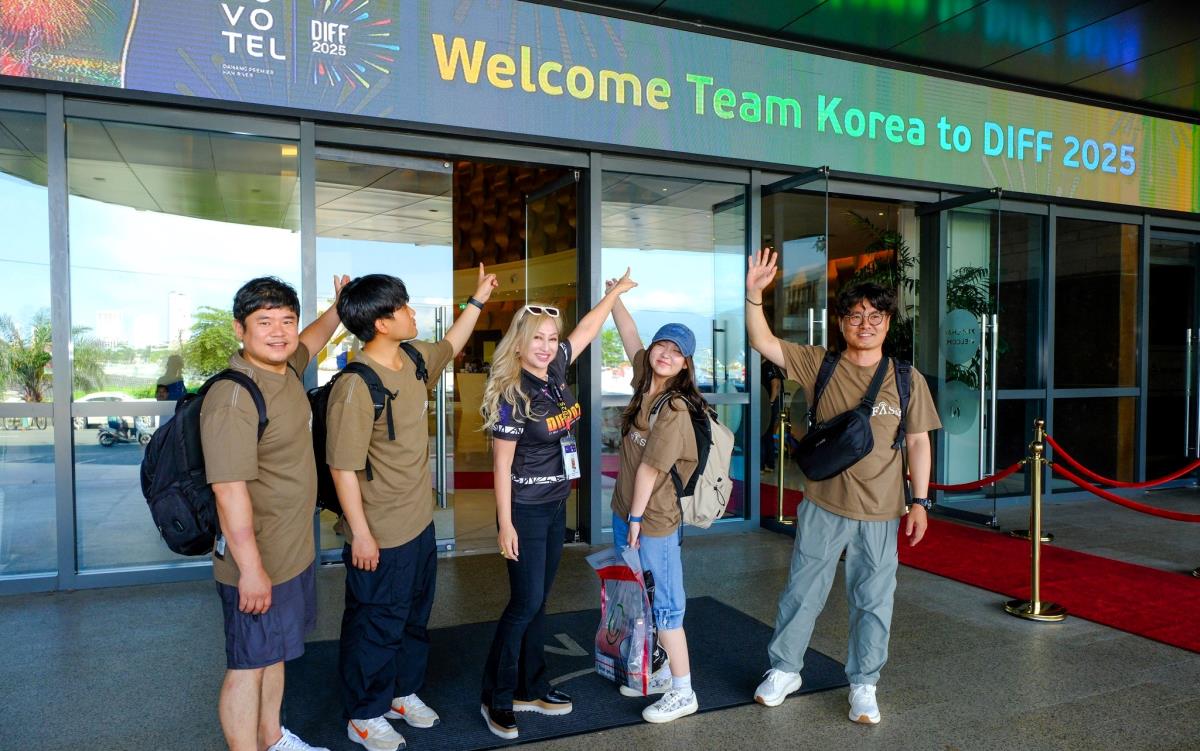 Hai đội bắt tay ngay vào việc họp bàn triển khai công việc với đơn vị tư vấn Global 2000.