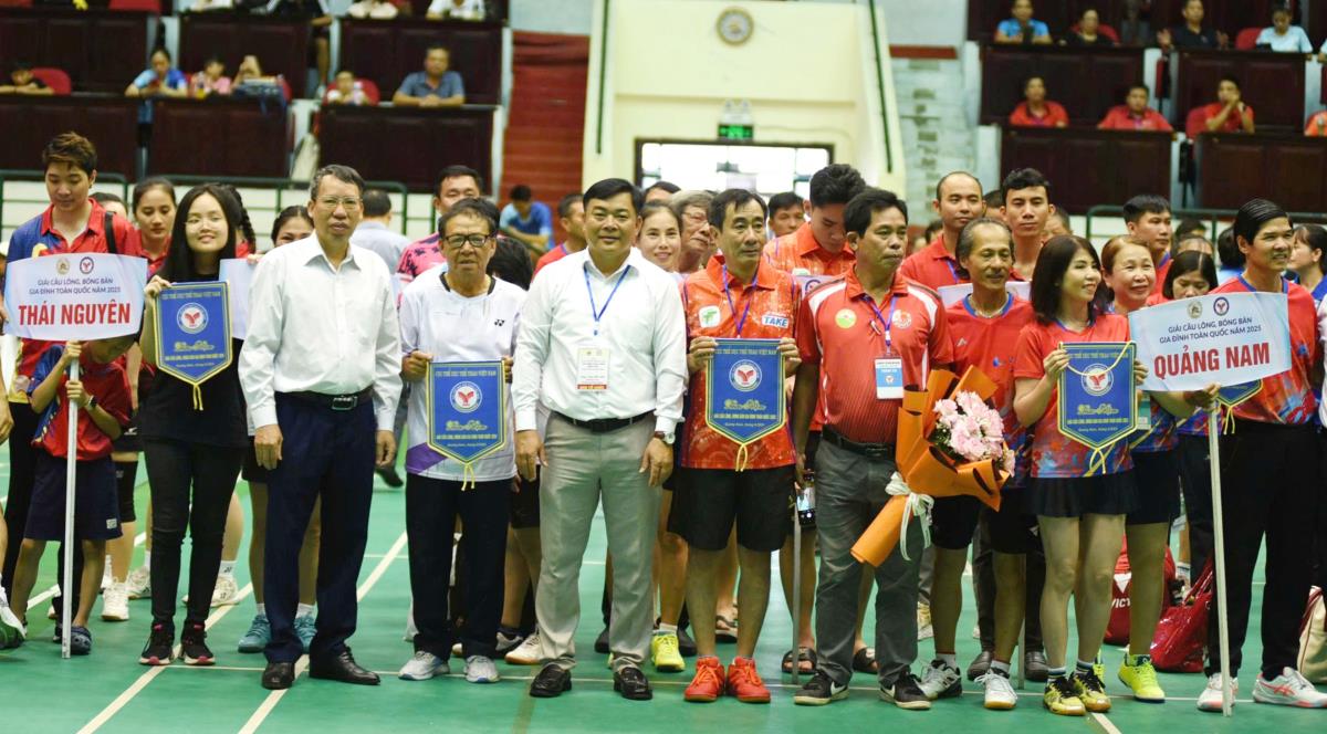 Ban tổ chức trao cờ lưu niệm cho các đoàn tham dự giải.