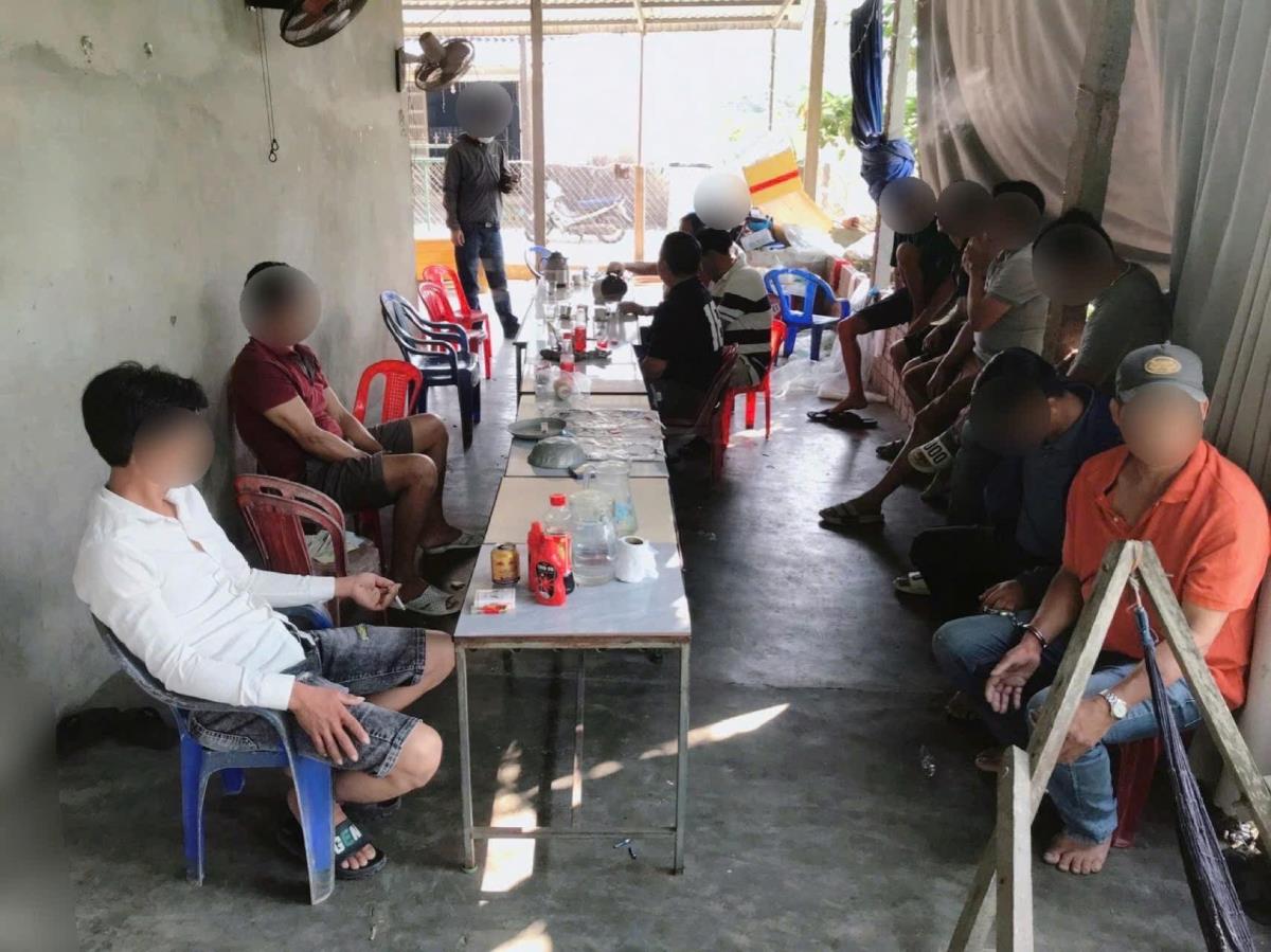 Các đối tượng đánh bạc bị bắt quả tang trong quán cà-phê "Hùng Cúc".