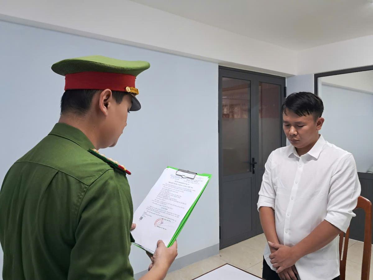 Cơ quan Công an tống đạt quyết định bắt tạm giam Hà Công Tài