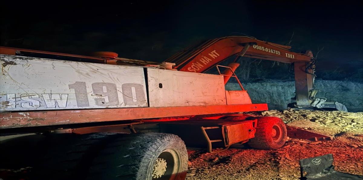 Hiện trường vụ khai thác đất trái phép.