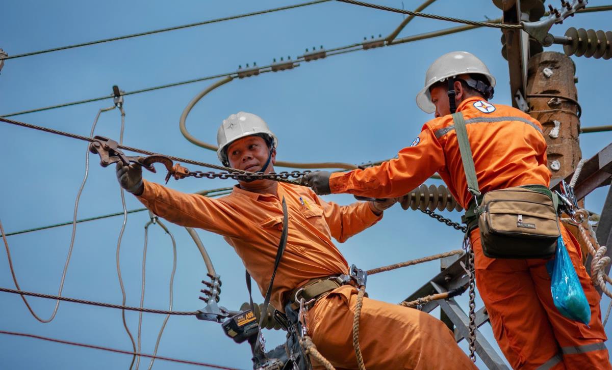 Nhân viên EVNCPC bảo trì lưới điện trong mùa cao điểm nắng nóng.