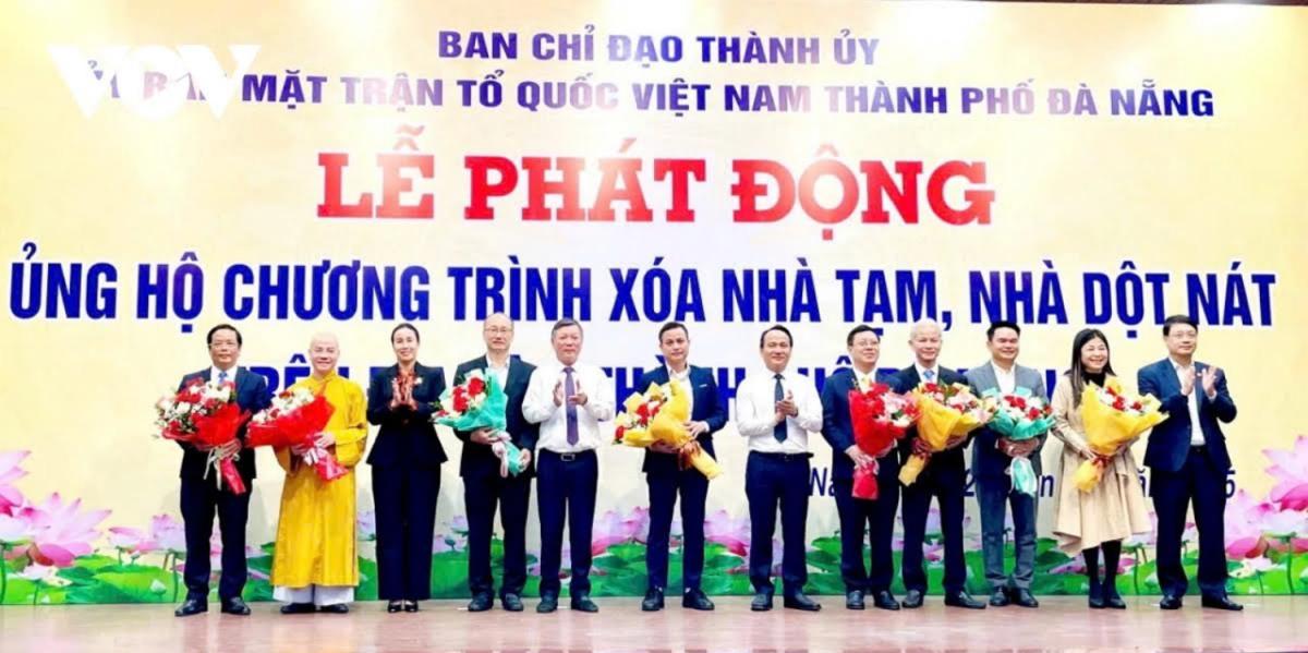 Chủ tịch UBND TP Đà Nẵng Lê Trung Chinh tặng Bằng khen cho các tập thể, cá nhân có thành tích xuất sắc trong công tác xóa nhà tạm, nhà dột nát.