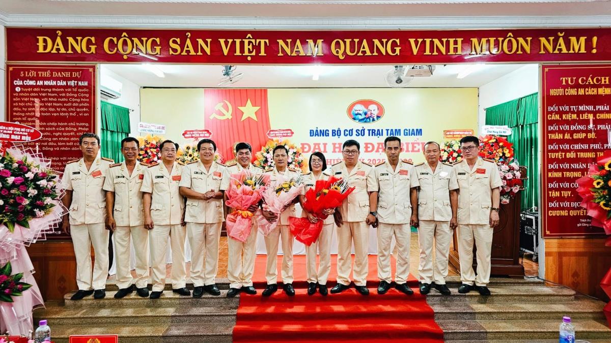 Ban chấp hành Đảng bộ Trại tạm giam Công an TP Đà Nẵng nhiệm kỳ 2025-2030 ra mắt đại hội.