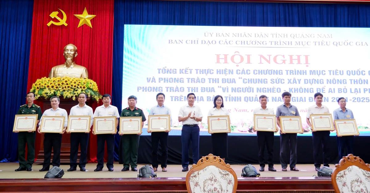 Chủ tịch UBND tỉnh Quảng Nam trao Bằng khen cho các tập thể, cá nhân.