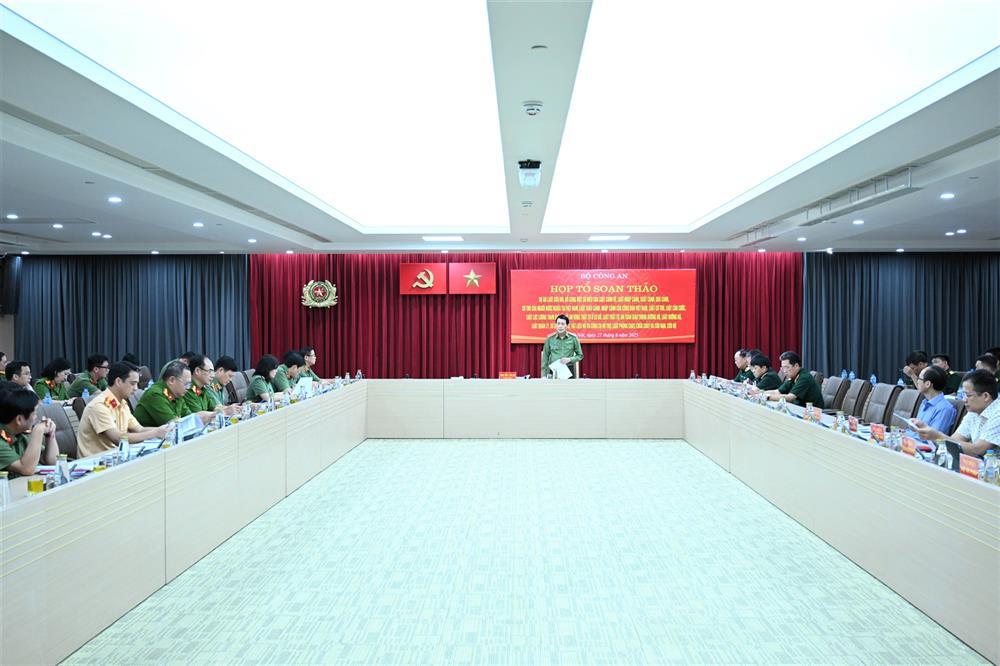 Thiếu tướng Phạm Công Nguyên- Cục trưởng Cục Pháp chế và cải cách hành chính, tư pháp, Bộ Công an trình bày một số nội dung chính của dự thảo Luật.