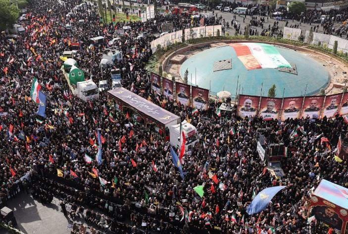 Một người phụ nữ cầm bức ảnh của cố Tổng tư lệnh Lực lượng Vệ binh Cách mạng Hồi giáo Iran, Thiếu tướng Hossein Salami, trong lễ tang ở Tehran. Ảnh: Reuters