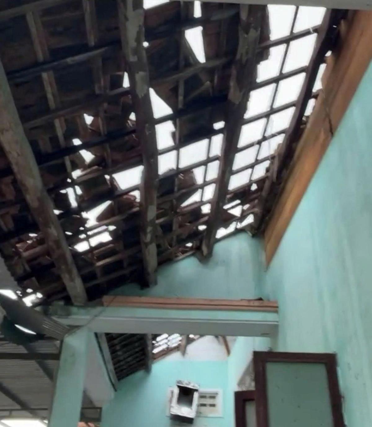 Trận lốc xoáy xảy ra vào chiều 27-6 khiến nhiều căn nhà dân bị tốc mái hư hỏng.