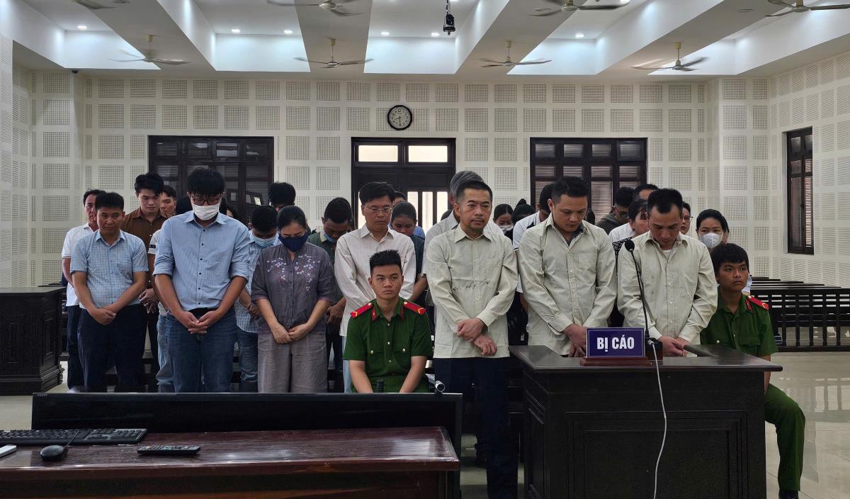 Các bị cáo nghe tòa tuyên án.