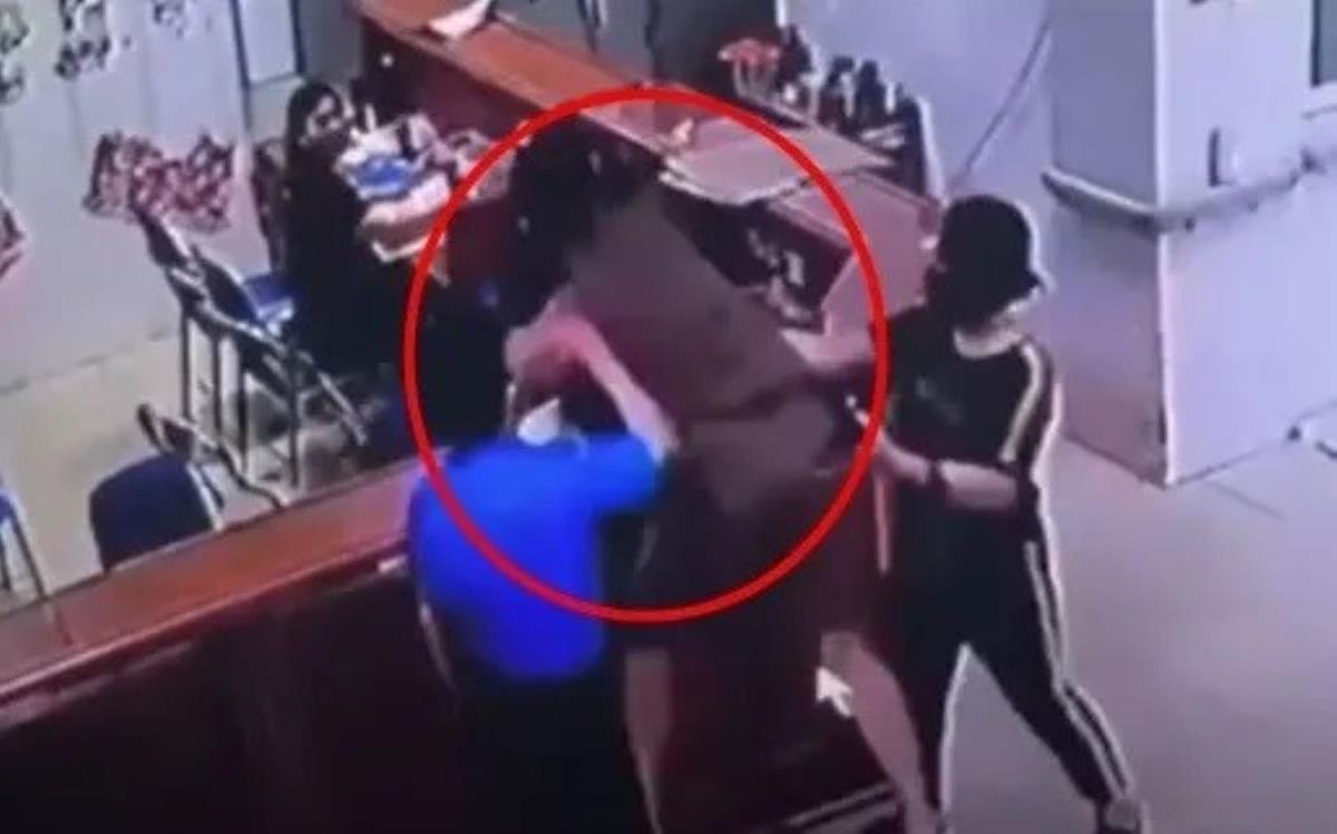 Nữ nhân viên y tế N.T.A. đang được điều trị tại bệnh viện.