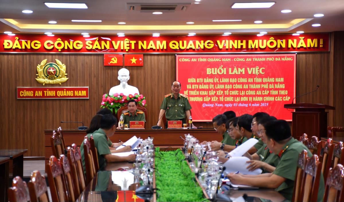 Ban Thường vụ Đảng ủy Công an 2 địa phương chụp hình lưu niệm tại buổi làm việc.