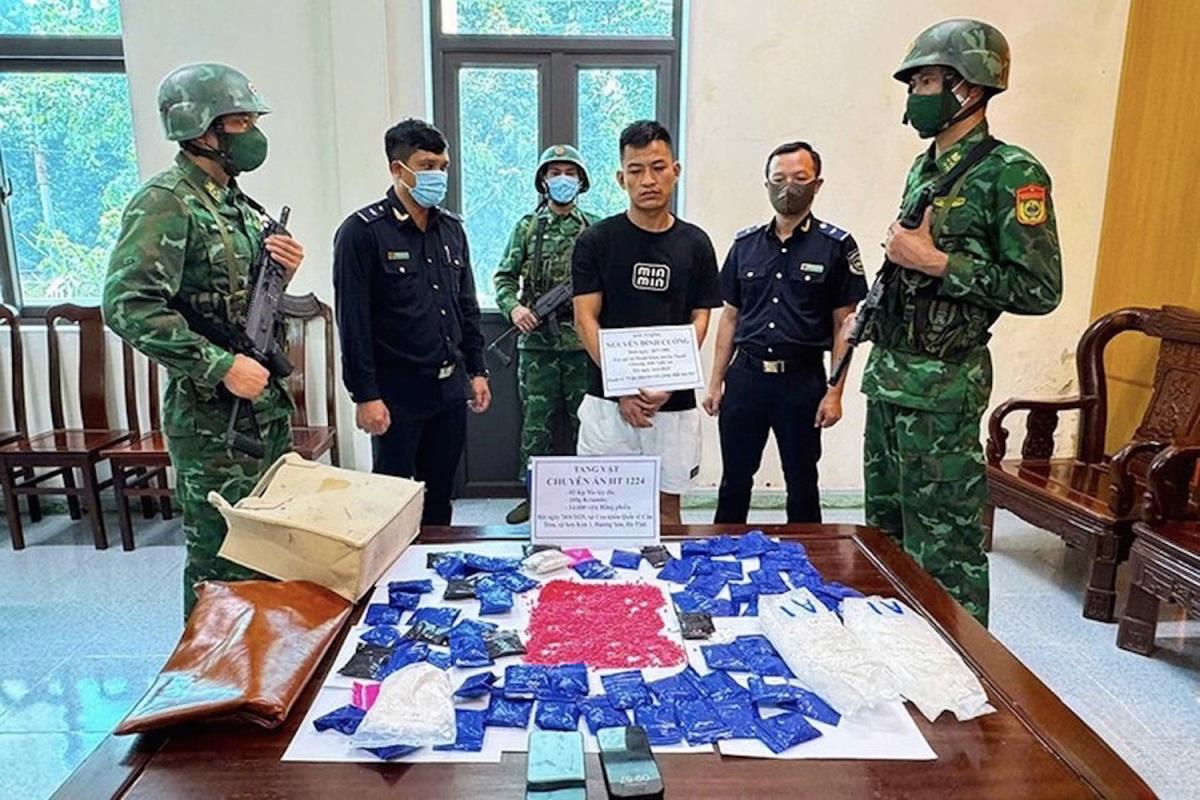 Nguyễn Đình Cường cùng tang vật.