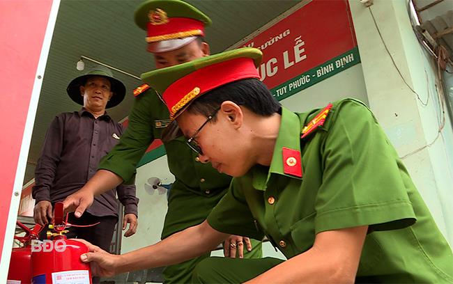 Thiếu tá Nguyễn Vũ Long trực tiếp kiểm tra các điểm chữa cháy công cộng tại các khu dân cư.