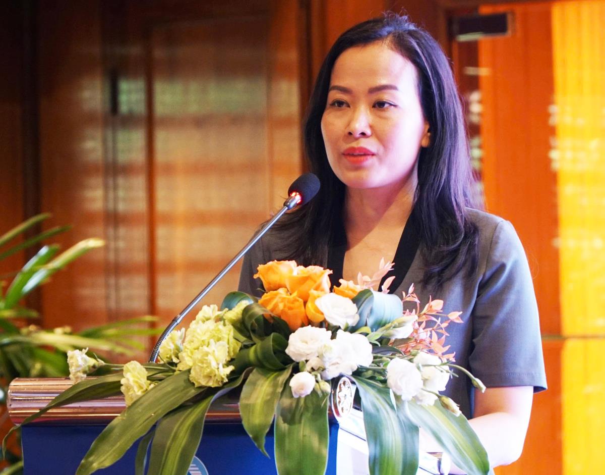 Đại diện Chi cục QLTT TP Đà Nẵng trao đổi về cong tác kiểm tra, kiểm soát chất lượng hàng hiệu tại sự kiện.