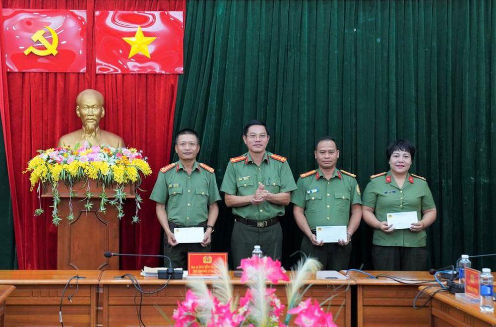 Đại tá Nguyễn Ngọc Sơn-Phó Giám đốc Công an tỉnh Gia Lai trao thưởng cho các tập thể.
