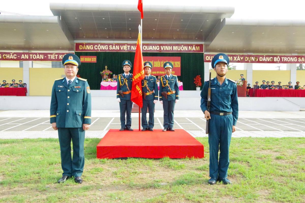 Thực hiện nghi thức tuyên thệ trước Quân kỳ Quyết thắng.