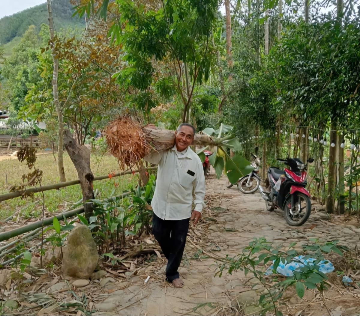 CCB Nguyễn Văn Trung (thứ 5 từ trái qua) cùng các thành viên HTX Nông nghiệp sinh thái và Du lịch cộng đồng Tà Lang-Giàn Bí, Hòa Bắc trong Lễ thành lập HTX cuối tháng 4-2025.