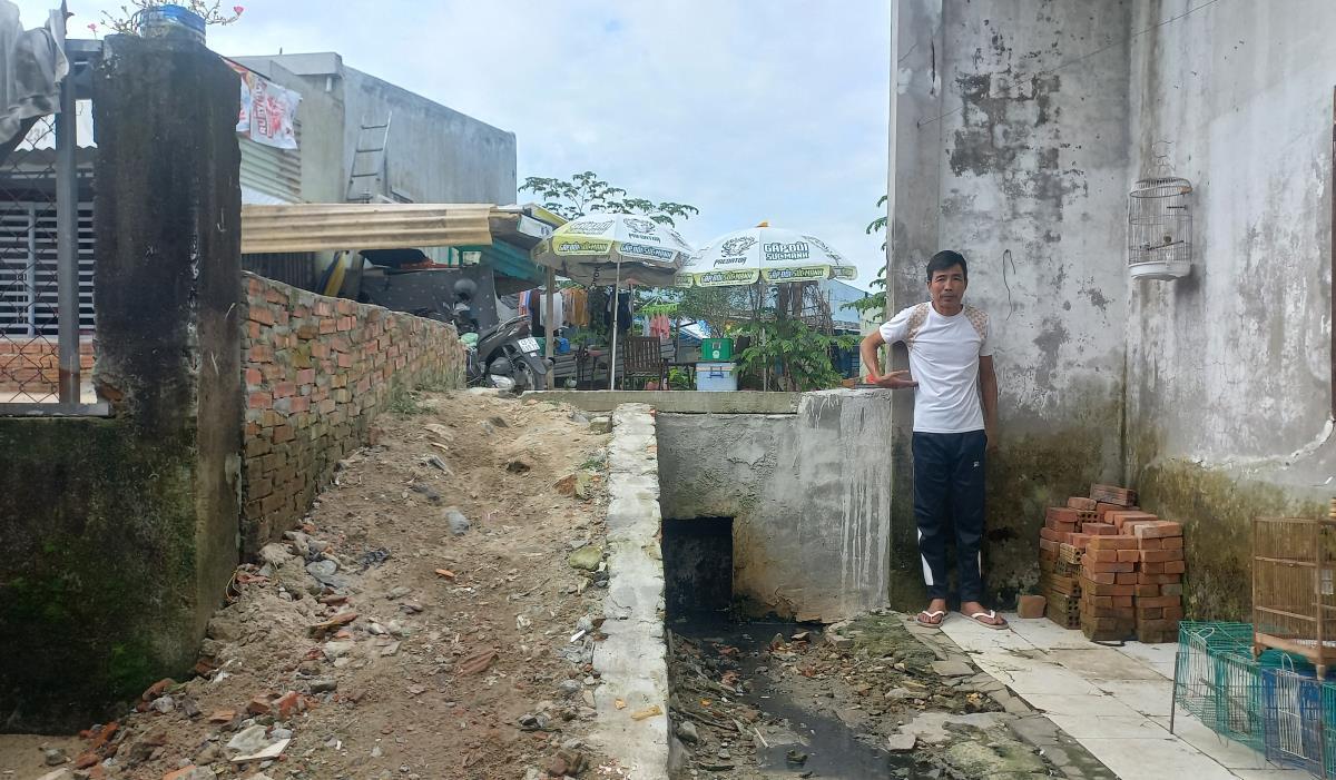 Mặt đường kiêm cống thoát nước cao hơn nền nhà ở Khe Cạn.