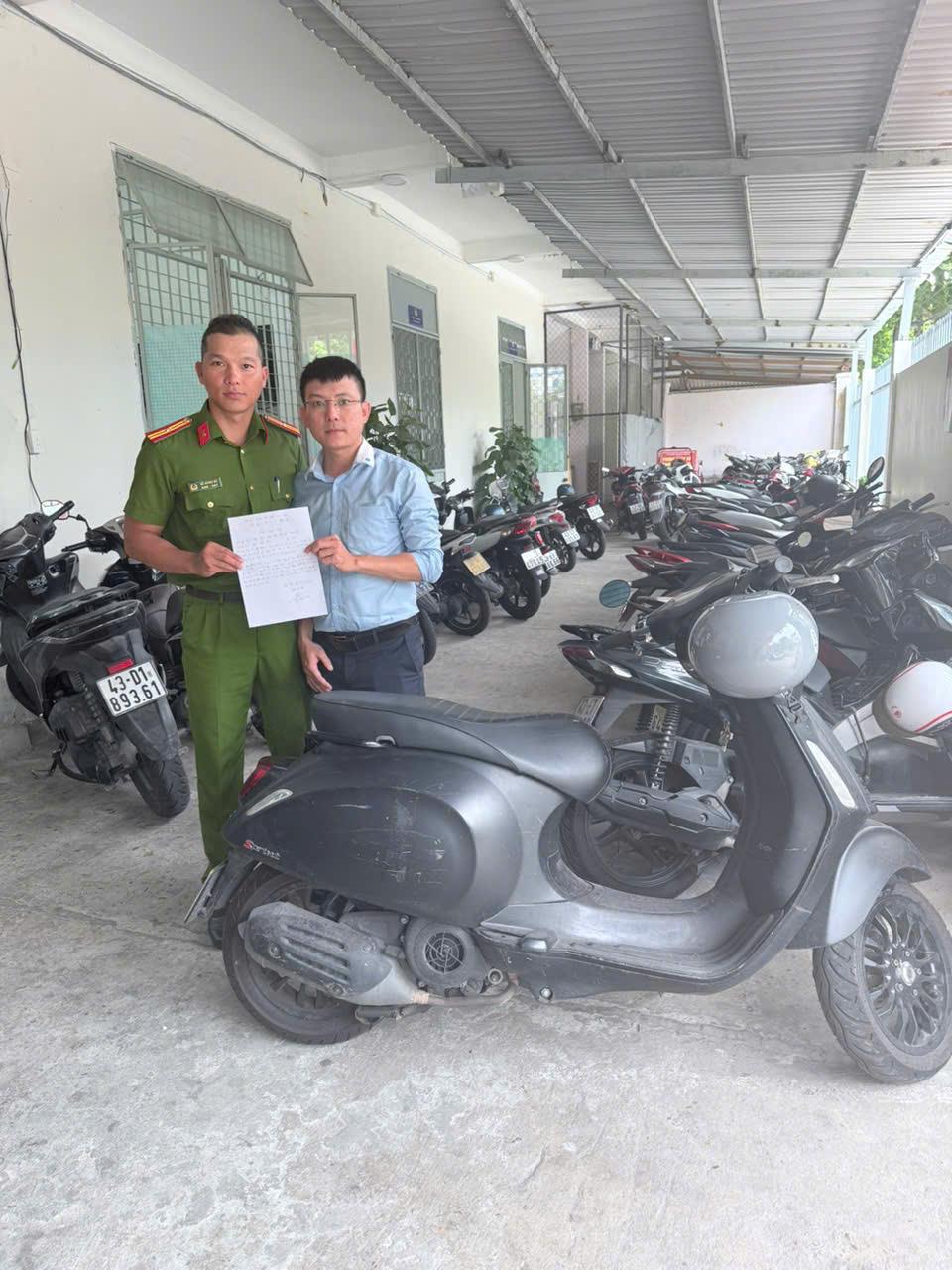 Cán bộ Công an phường Thạch Thang trao lại chiếc xe thất lạc cho anh Đinh Thanh Hoàng.