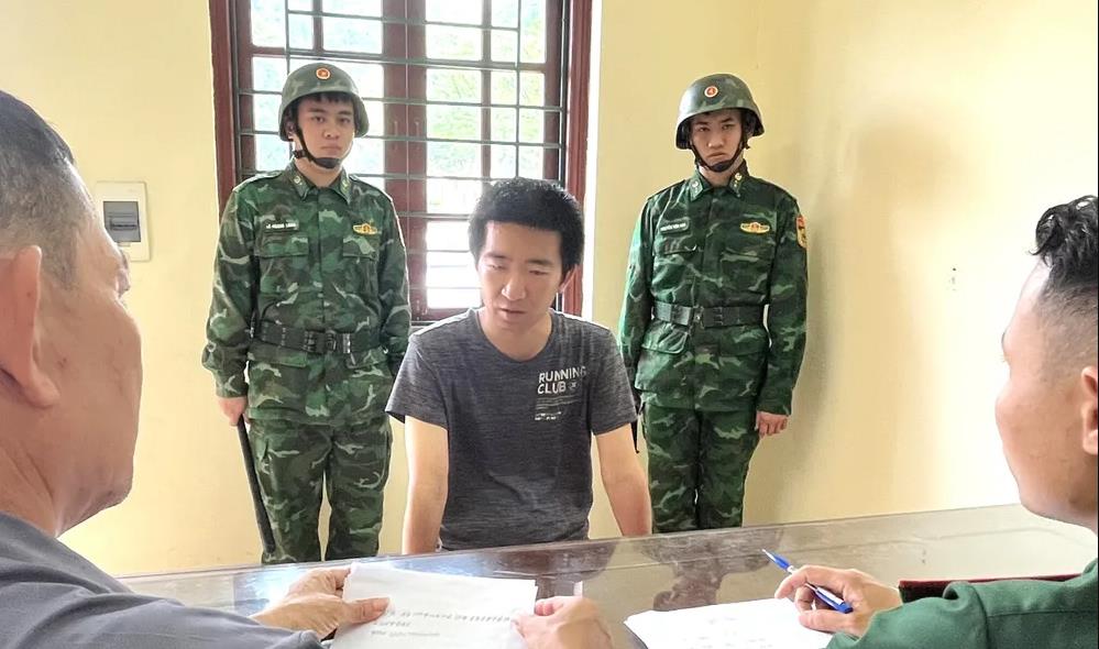 Số tiền 18.700 Nhân dân tệ loại có mệnh giá 100 Nhân dân tệ (trong đó có 185 tờ tiền giả, 2 tờ tiền thật)