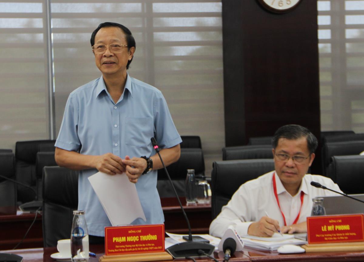 Đoàn công tác Ban Chỉ đạo cấp quốc gia Kỳ thi tốt nghiệp THPT 2025 kiểm tra tại điểm Trường THPT Hoàng Hoa Thám.