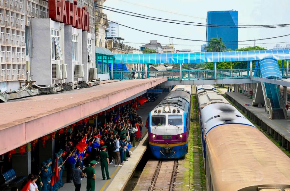 Đoàn tàu chở lực lượng quân đội, dân quân các địa phương tham gia diễu hành đến ga Hà Nội.