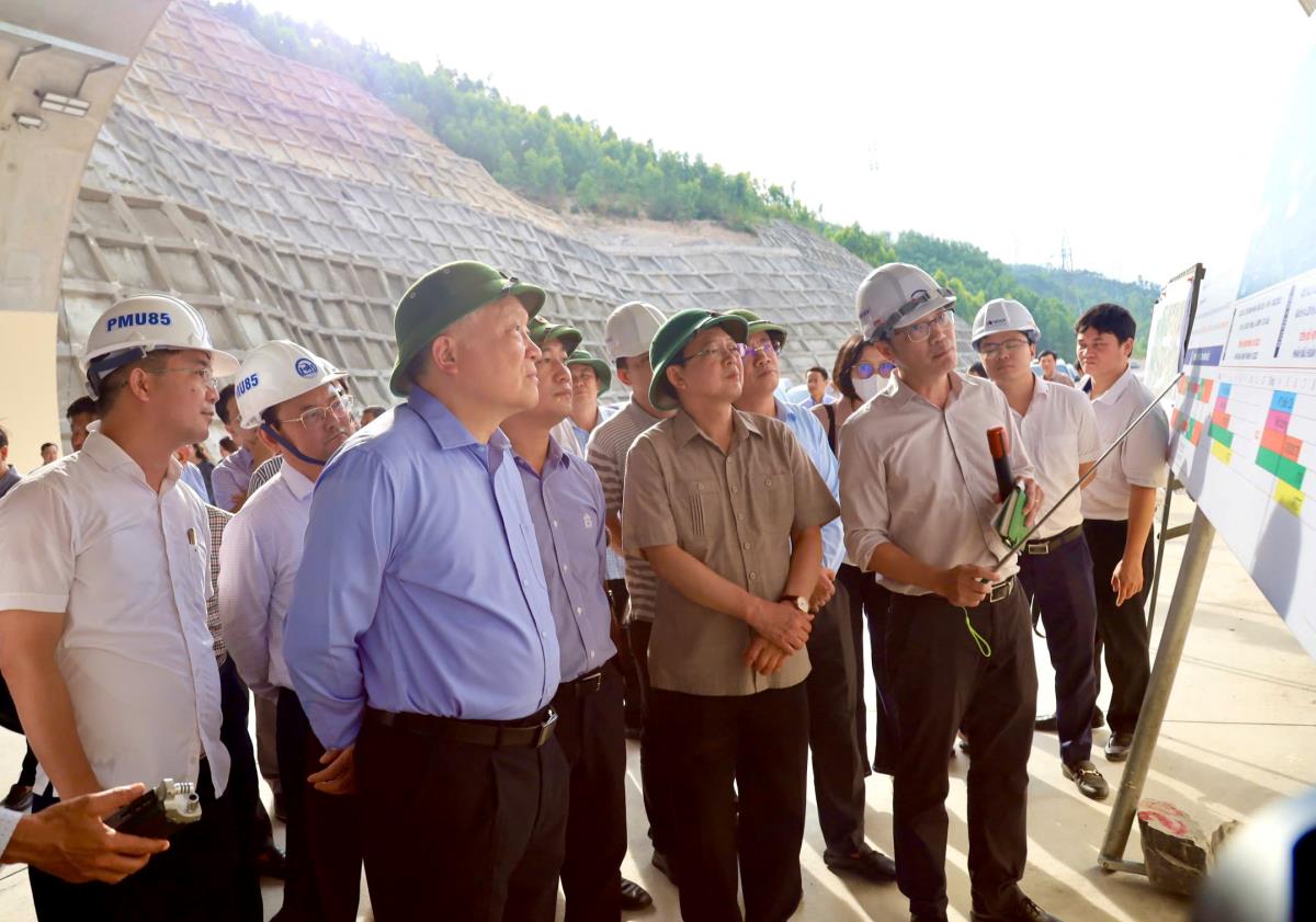 Phó Thủ tướng Thường trực Chính phủ Nguyễn Hòa Bình tặng quà đội ngũ kỹ sư, công nhân đang trực tiếp làm việc tại công trường.