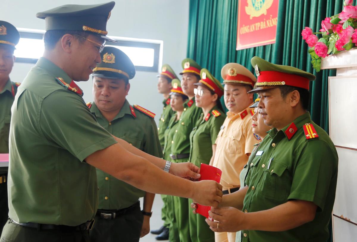 Thượng tá Nguyễn Thanh Trung trao Giấy chứng nhận cho các học viên hoàn thành lớp bồi dưỡng.