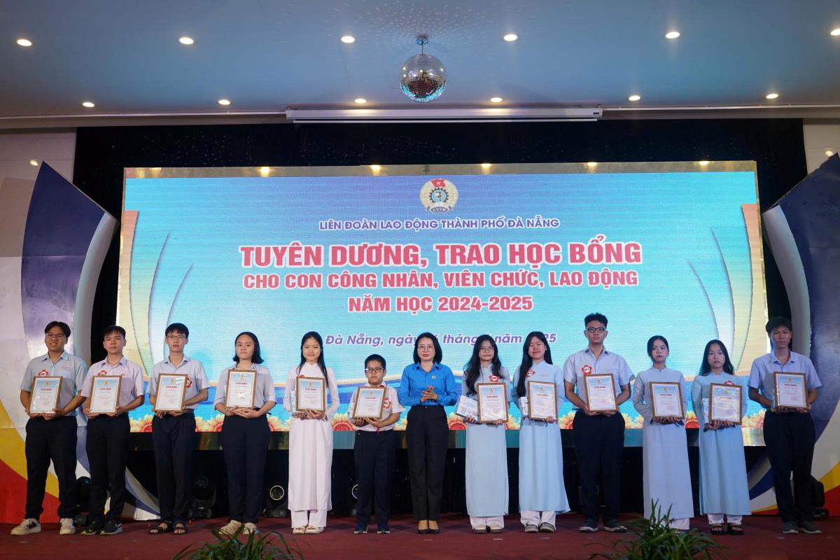 LĐLĐ thành phố đã dành hơn 500 triệu đồng để trao 566 suất học bổng