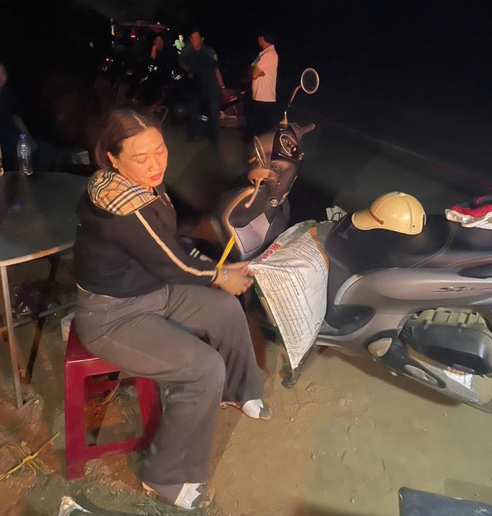 Khám xét khẩn cấp nơi ở của các đối tượng, lực lượng chức năng tiếp tục phát hiện, tạm giữ 1.306 kg thuốc nổ, 3.895 kíp nổ.