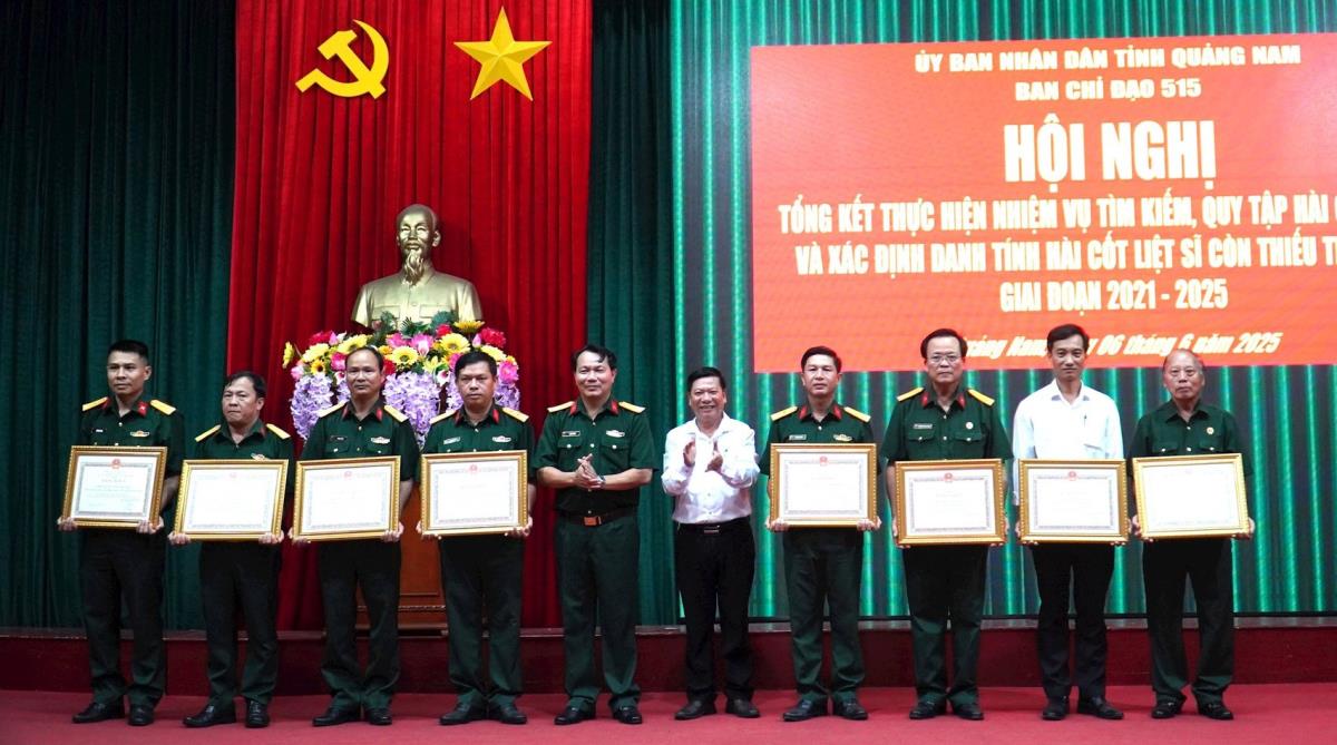 Đại diện BCĐ 515 tỉnh Quảng Nam trao Bằng khen cho các tập thể có thành tích xuất sắc.