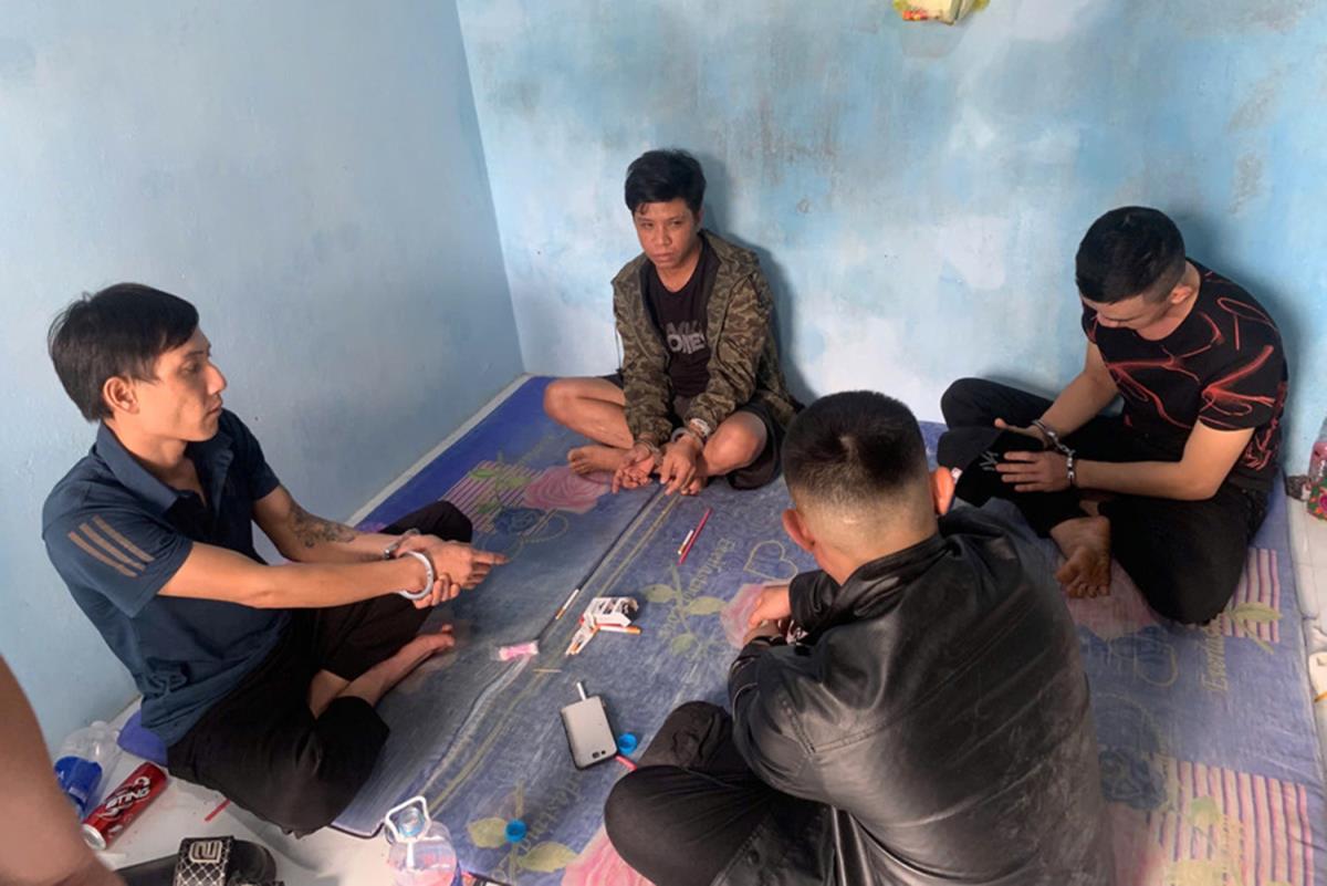 4 đối tượng bị bắt quả tang tổ chức, sử dụng trái phép chất ma túy.