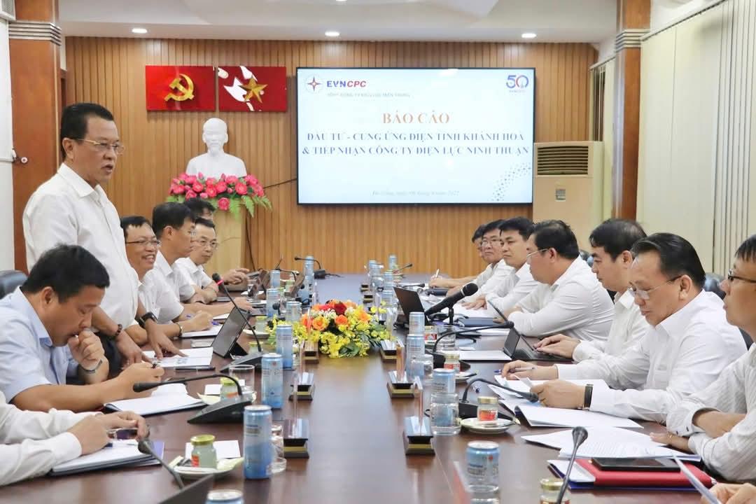 Tổng Giám đốc EVNCPC Ngô Tấn Cư phát biểu tại buổi làm việc.
