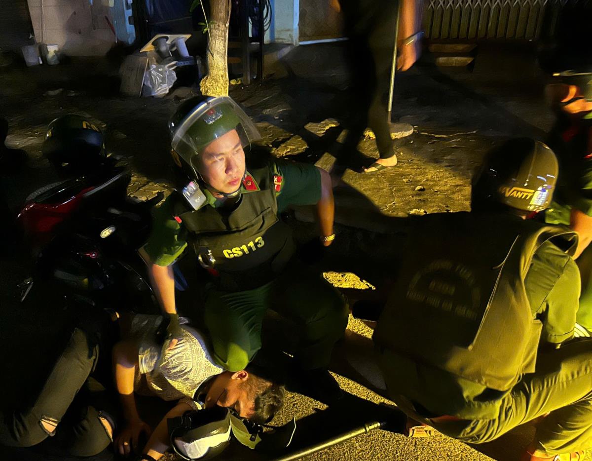 Các đối tượng vi phạm được đưa về cơ quan Công an để điều tra