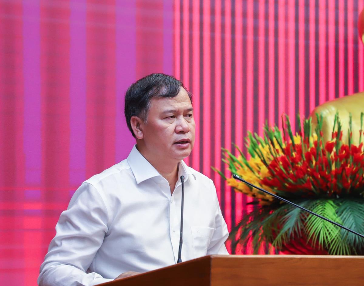 Chủ nhiệm Ủy ban Kiểm tra Thành ủy Lê Thị Mỹ Hạnh (thứ 7, phải sang) trao giấy khen của Ủy ban Kiểm tra Thành ủy cho các tập thể, cá nhân.