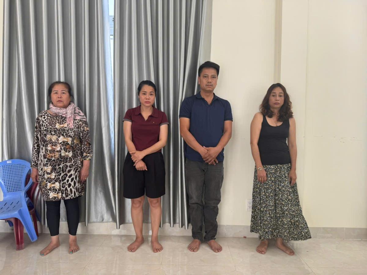 5 chiếc ĐTDĐ tang vật do nhóm móc túi “thó” được và chiếc ô-tô phương tiện đi gây án của các đối tượng.