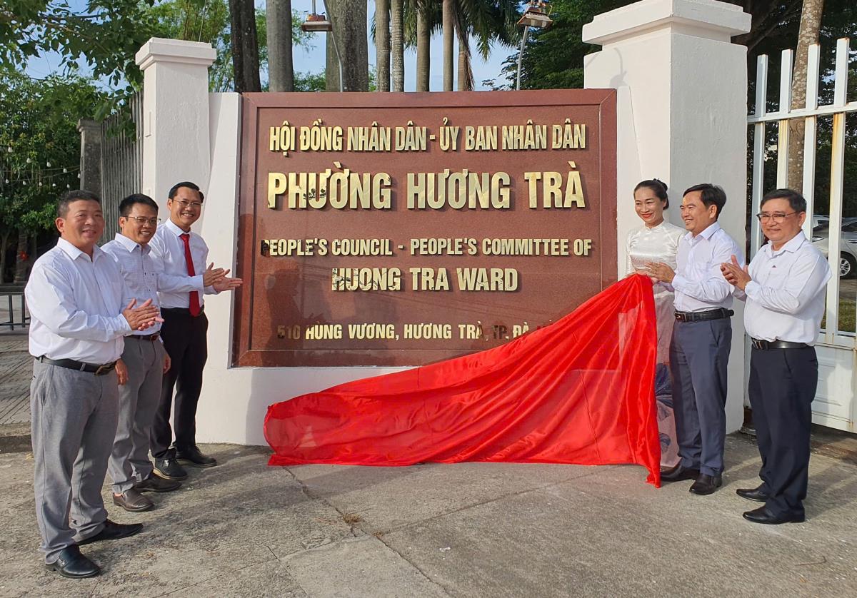 Bà Nguyễn Thị Hiền bày tỏ sự hài lòng sau khi làm việc tại Trung tâm hành chính công phường Tam Kỳ.