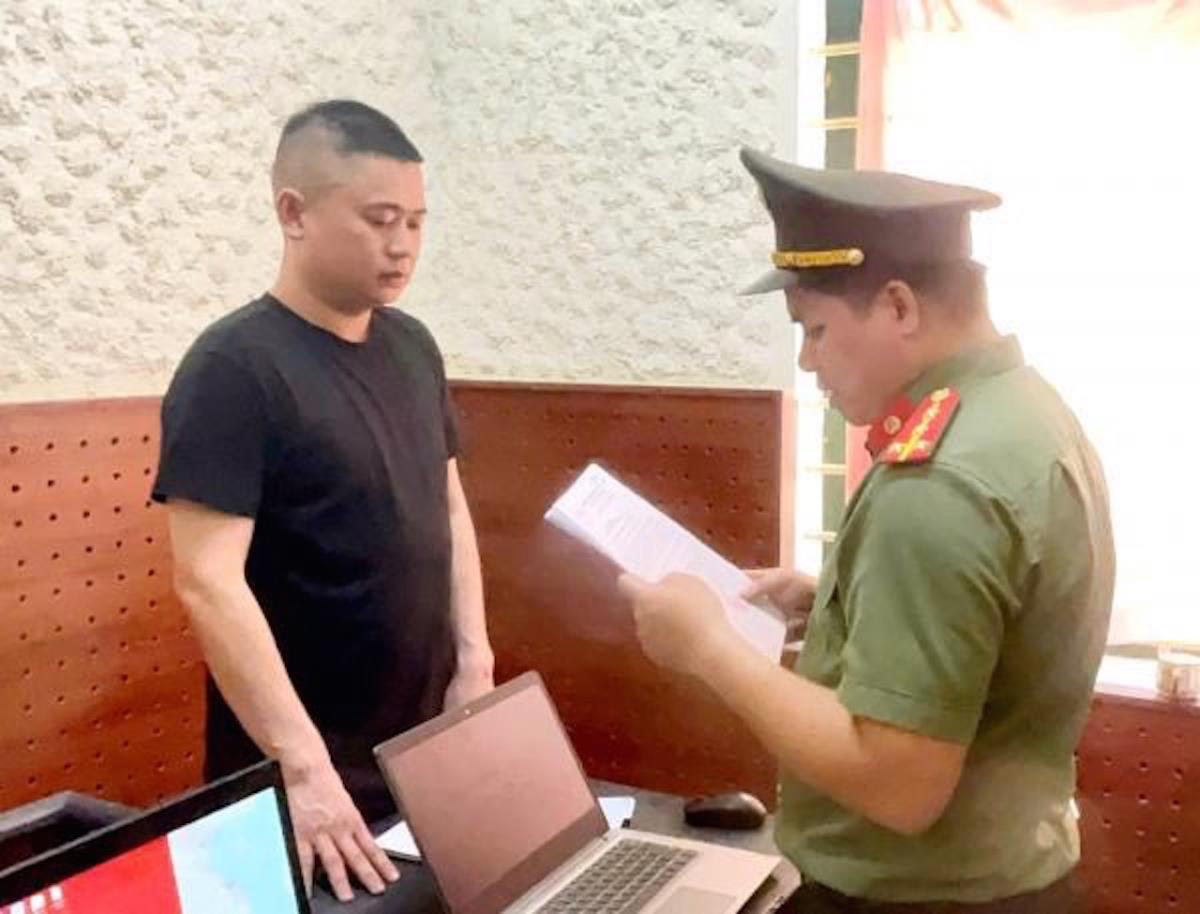 Cơ quan điều tra đọc lệnh khởi tố đối với Nguyễn Doãn Long.