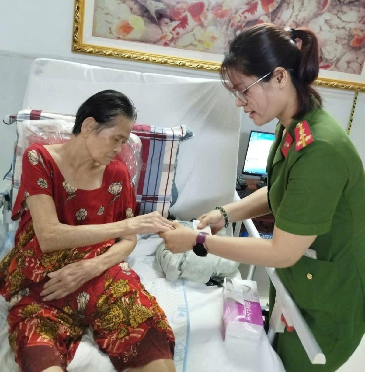 Cán bộ Công an phường Cẩm Lệ đến tận nhà giúp bà Đệ cấp tài khoản định danh điện tử.