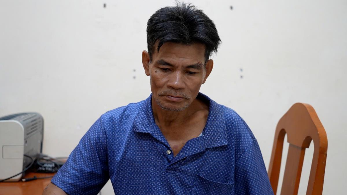 Đối tượng Phạm Phúc và chiếc xe máy tang vật vụ trộm.