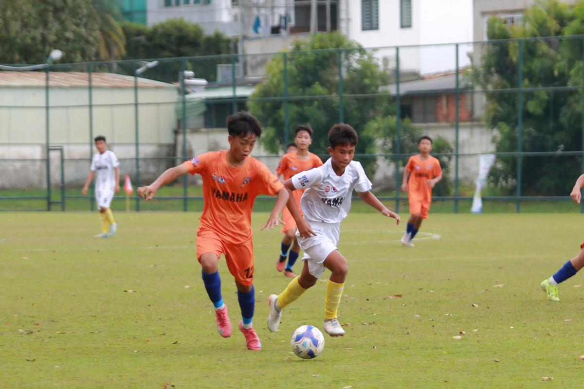 U13 SHB Đà Nẵng (trái) được đánh giá cao ở lối chơi tập thể.