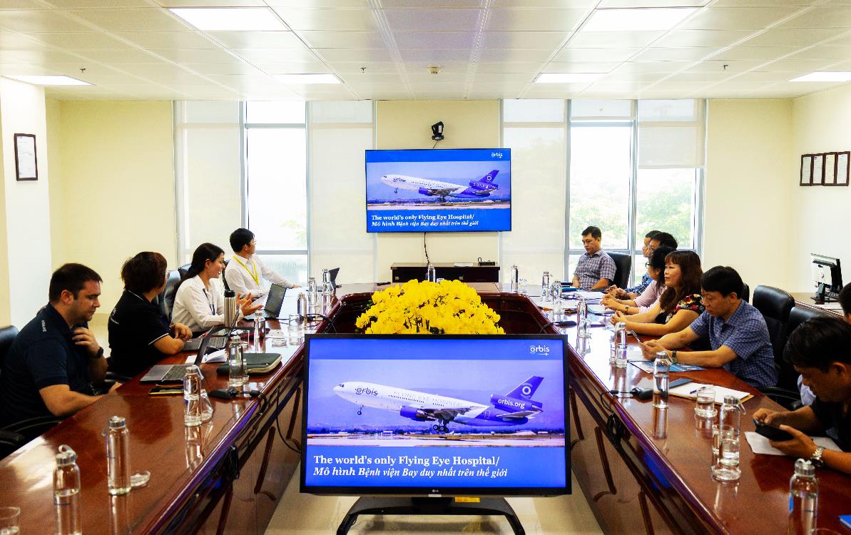 Lãnh đạo Cảng Hành không Quốc tế Đà Nẵng chụp ảnh lưu niệm với lãnh đạo Orbis.